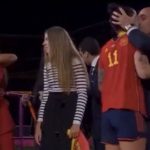 Ketua Federasi Sepak Bola Spanyol (RFEF), Luis Rubiales mendapat kecaman karena aksi mesumnya terhadap bintang timnas wanita tim Matador, Jenni Hermoso usai final Piala Dunia Wanita 2023. [Twitter/@SHEscoresbanger]