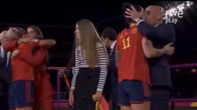 Ketua Federasi Sepak Bola Spanyol (RFEF), Luis Rubiales mendapat kecaman karena aksi mesumnya terhadap bintang timnas wanita tim Matador, Jenni Hermoso usai final Piala Dunia Wanita 2023. [Twitter/@SHEscoresbanger]